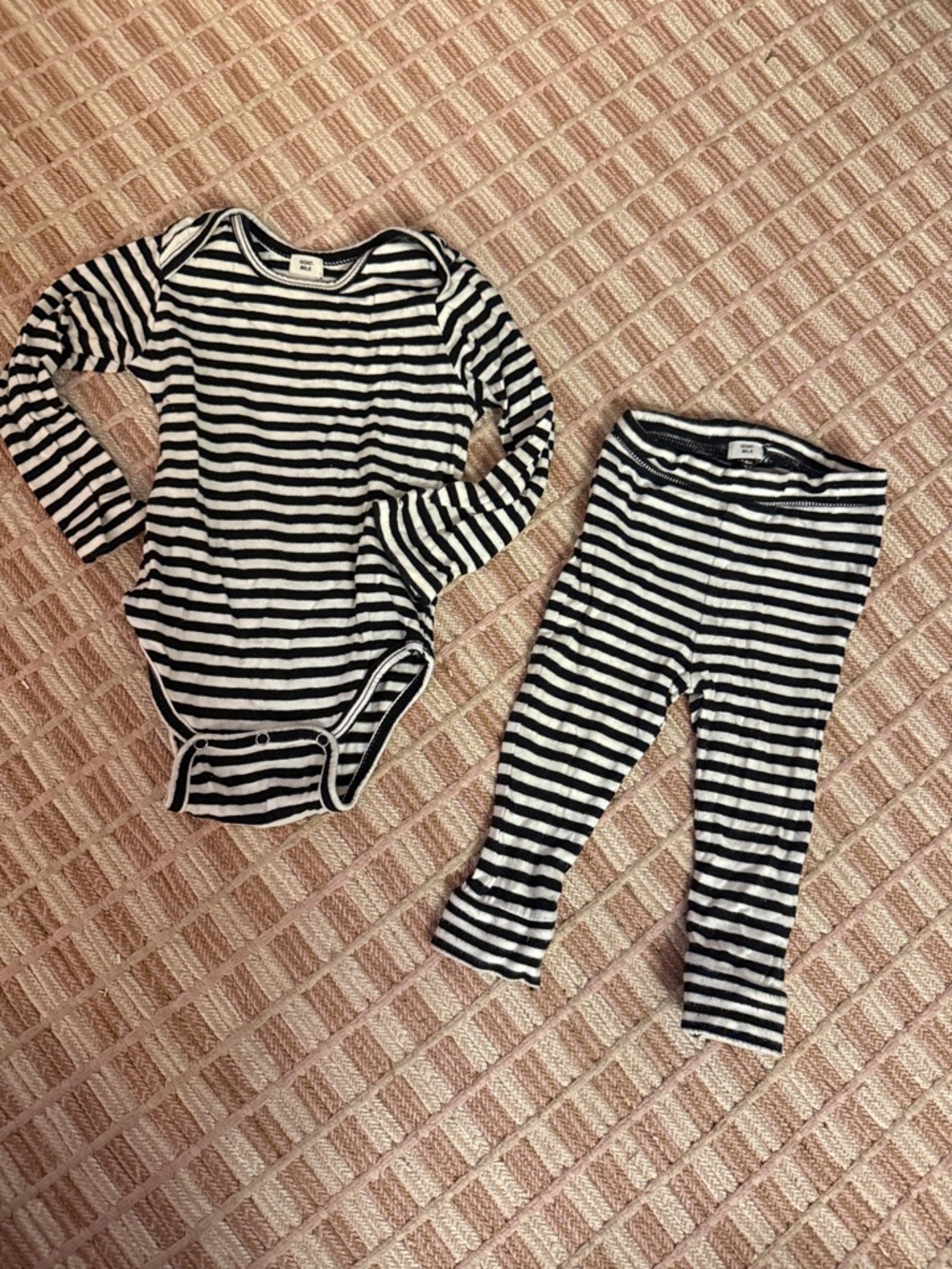 Goat Milk black and white matching set 6mo